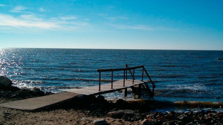 El pescador estaba junto a un amigo.