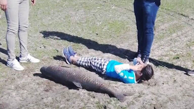 El pescador mostró que el animal tenía el mismo largo que una niña pequeña. Fotos: Carlos Paz Vivo.