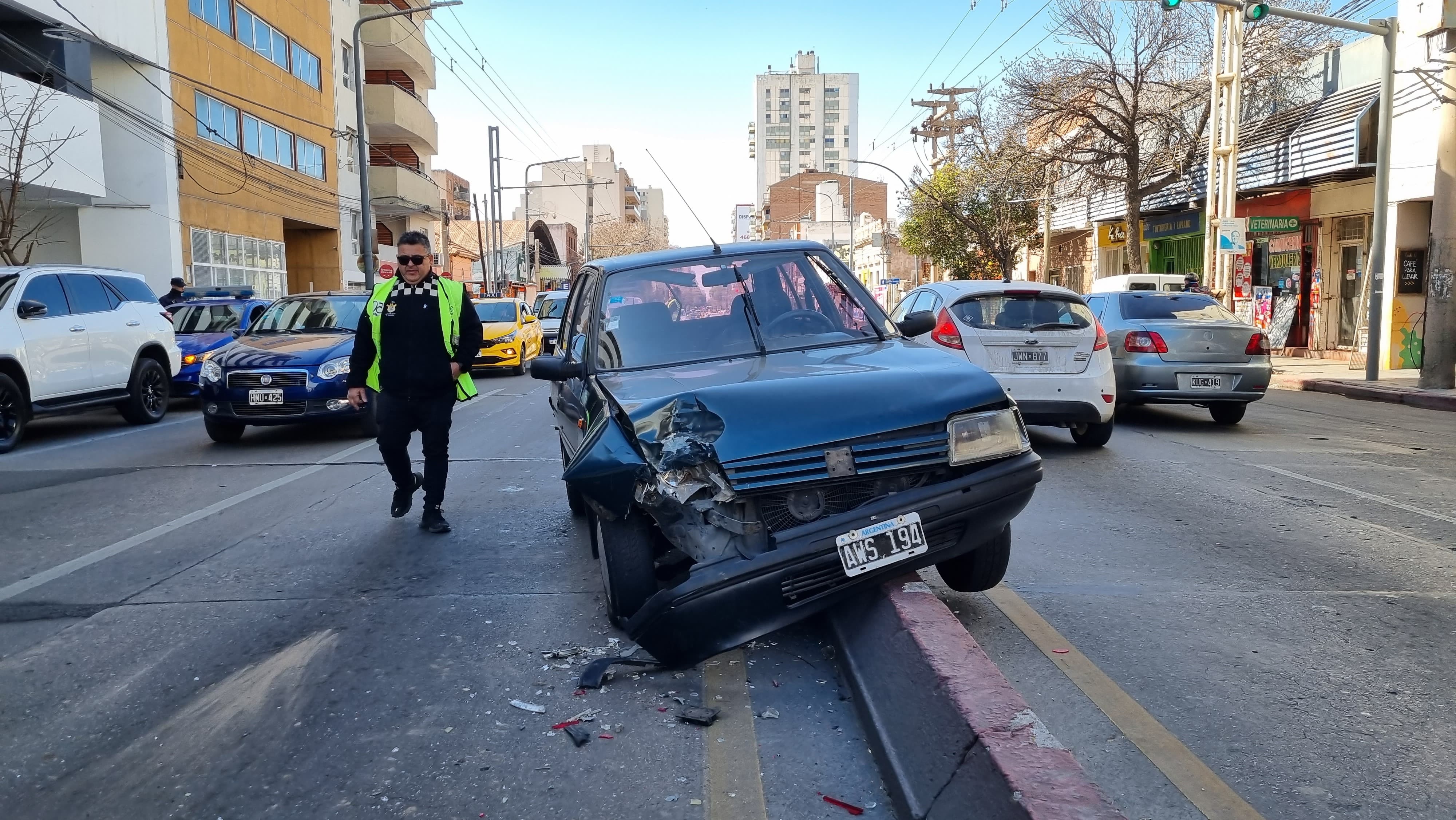 El Peugeot 205 terminó montado al cantero central. Foto: Fredy Bustos / ElDoce.