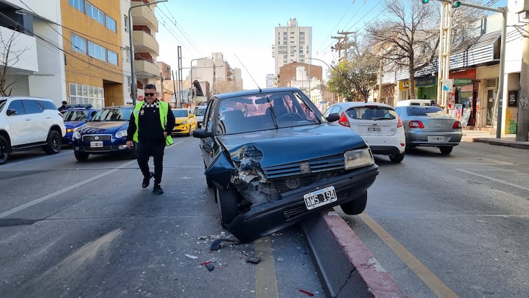 El Peugeot 205 terminó montado al cantero central. Foto: Fredy Bustos / ElDoce.