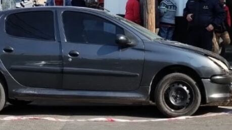 El Peugeot 206 en el que se trasladaban los dos delincuentes.