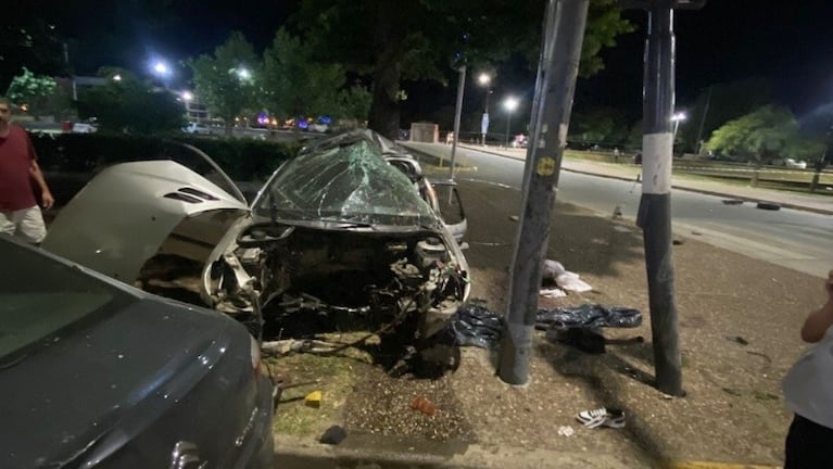 El Peugeot 206 se subió a la vereda y embistió a la familia cordobesa.