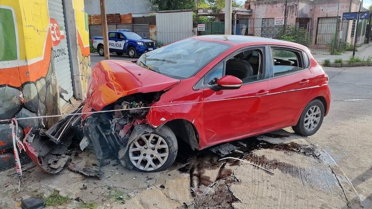 El Peugeot 208 terminó destrozado. Foto: Emmanuel Cuestas / ElDoce.