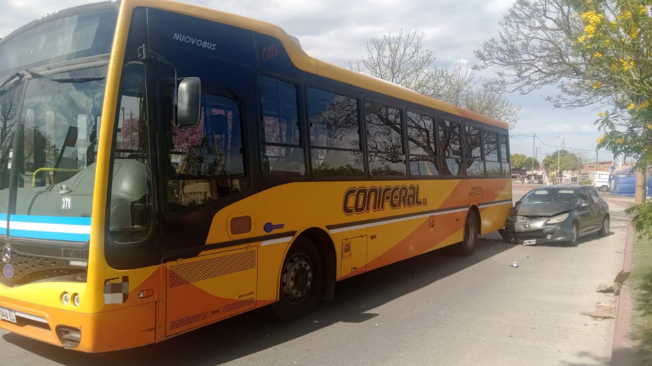 El Peugeot 307 terminó incrustado contra el colectivo urbano.