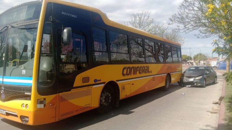El Peugeot 307 terminó incrustado contra el colectivo urbano.