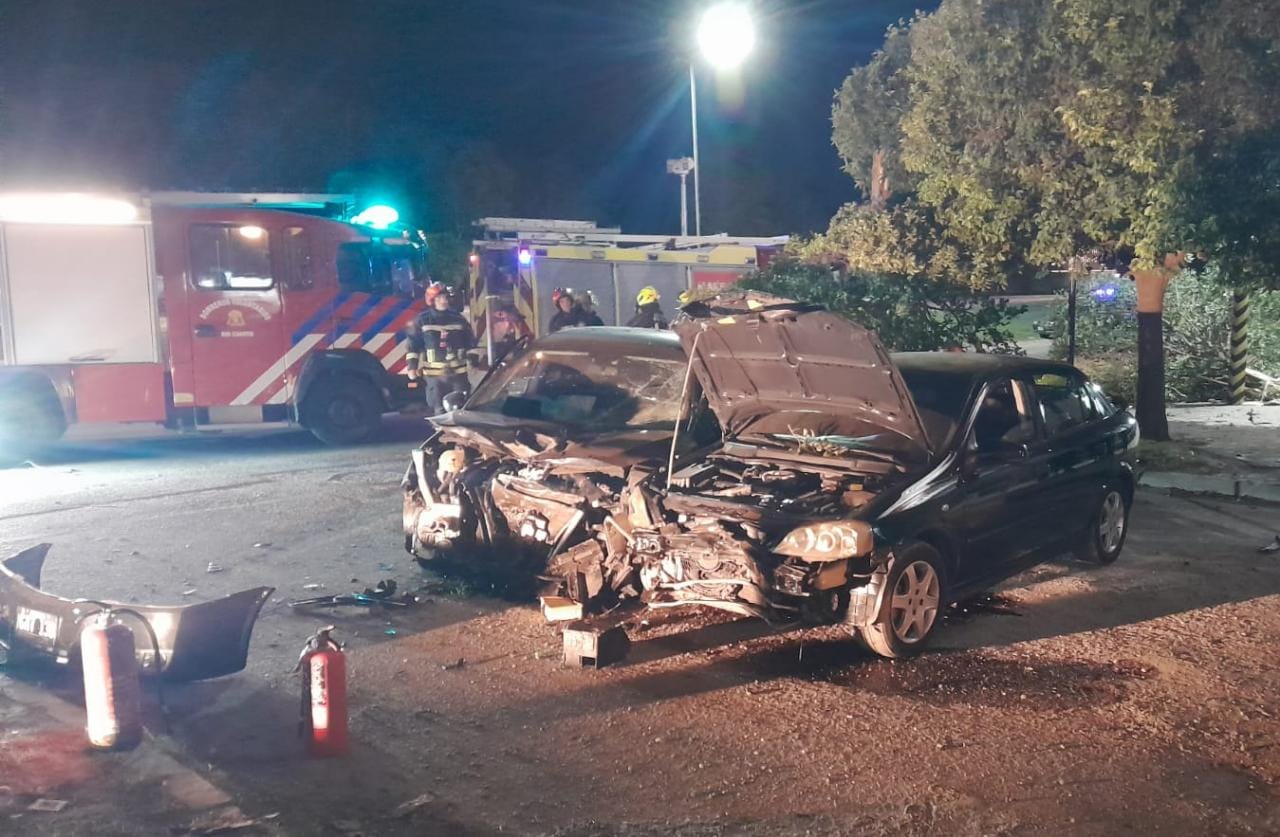 El Peugeot 408 chocó de frente con un Chevrolet Vectra.