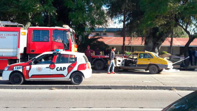 El Peugeot 504 se incrustó debajo de la grúa. 