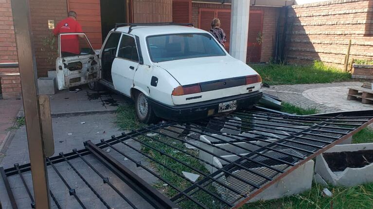 El Peugeot 504 tiró la reja y se incrustó en la casa: de milagro no fue una tragedia. / Foto: El Doce