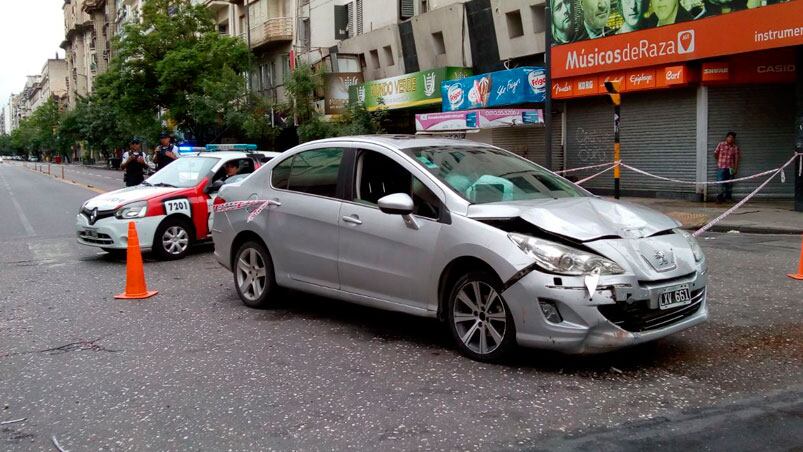 El Peugeot chocó a un Fiat que estaba parado en el semáforo. 