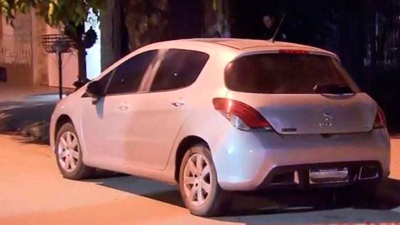 El Peugeot estaba estacionado en la calle. / Foto: Captura de TV