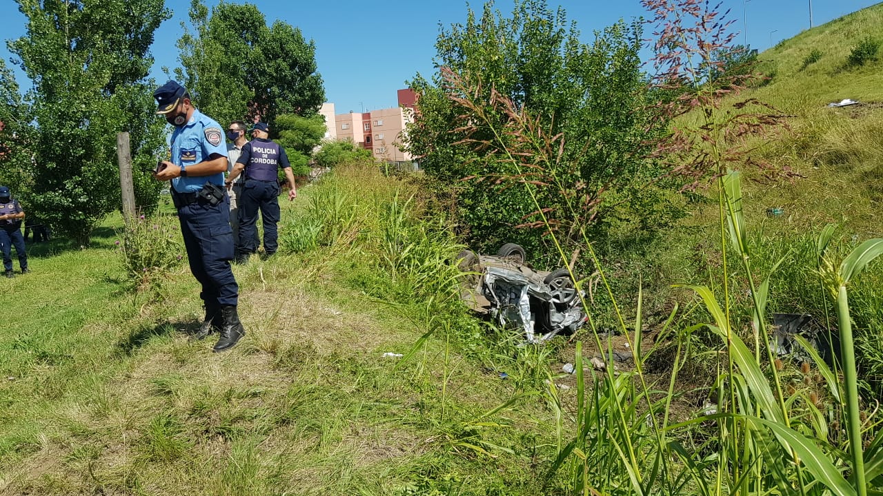 El Peugeot quedó destrozado en una zanja, luego de "volar" varios metros.