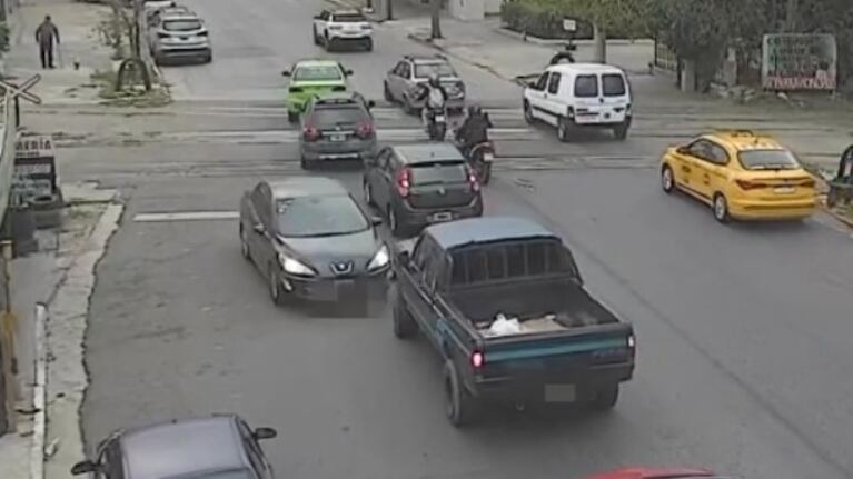 El Peugeot se metió en contramano y chocó de frente contra la camioneta.