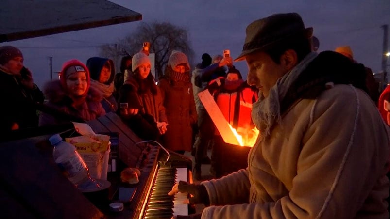 El pianista que conmueve con su gesto en la frontera.