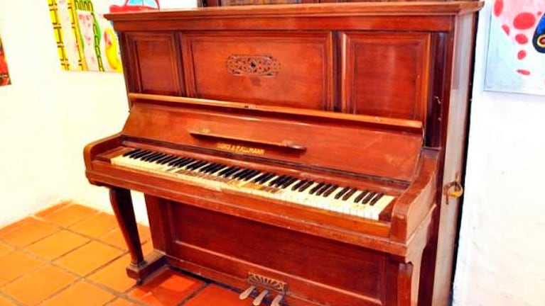 El "piano saltarín" se encuentra exhibido en una sala del Cabildo Histórico de Córdoba.