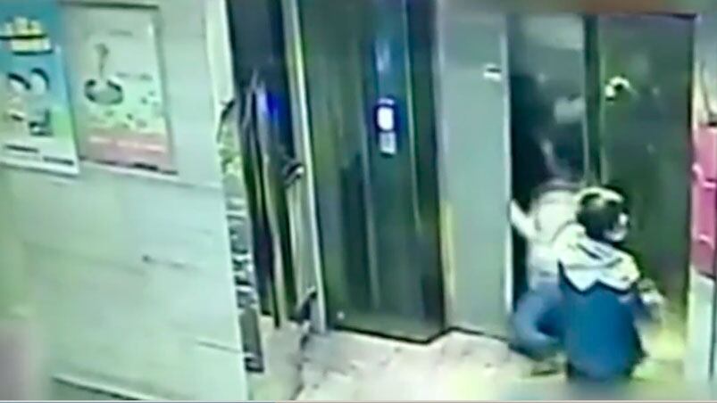 El pibe cae desde el cuarto piso, luego de patear la puerta del ascensor.