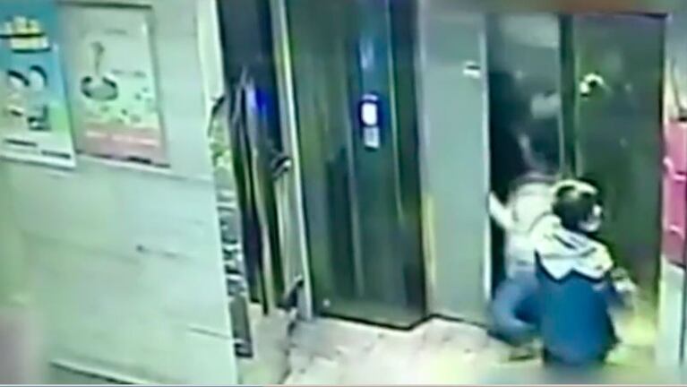 El pibe cae desde el cuarto piso, luego de patear la puerta del ascensor.