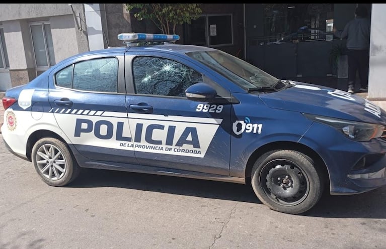 El piedrazo dio en el vidrio del asiento del acompañante.