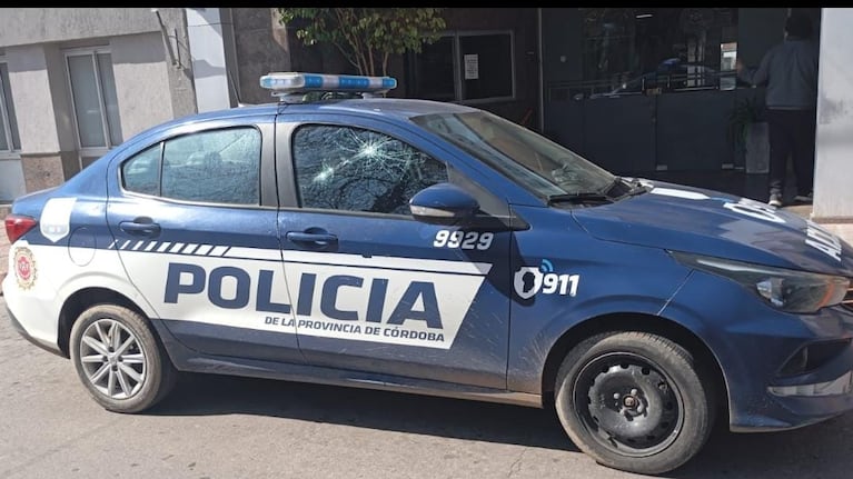 El piedrazo dio en el vidrio del asiento del acompañante.