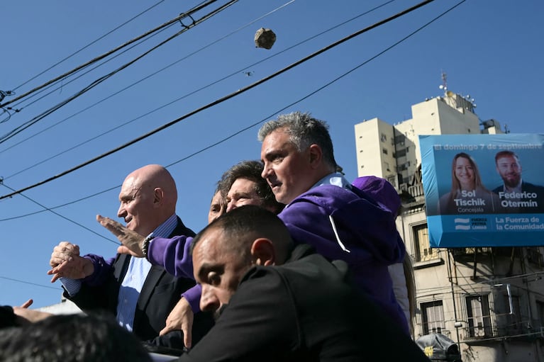 El piedrazo que voló hacia la comitiva presidencial.
