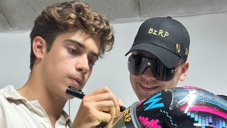 El piloto argentino junto a Bizarrap. (Foto: EFE)