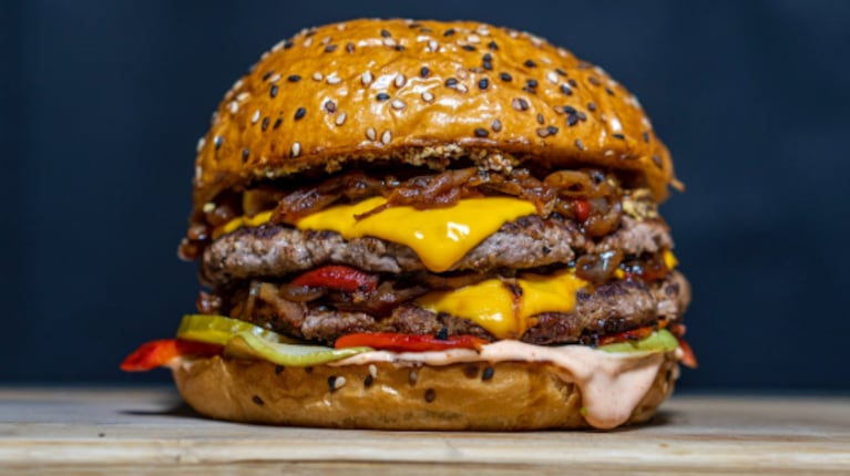 El piloto de 47 años murió de forma repentina tras comer una hamburguesa.