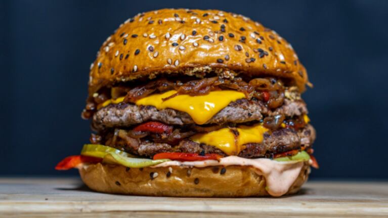 El piloto de 47 años murió de forma repentina tras comer una hamburguesa.