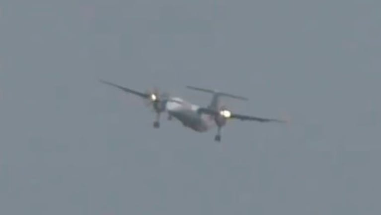 El piloto del avión Bombardier Dash 8Q-400 demuestra sus "nervios de acero".