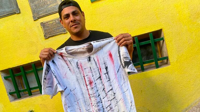 El Piojo Ocón con la remera que le regaló Ulises. Foto: Dayana Terradas / El Doce.