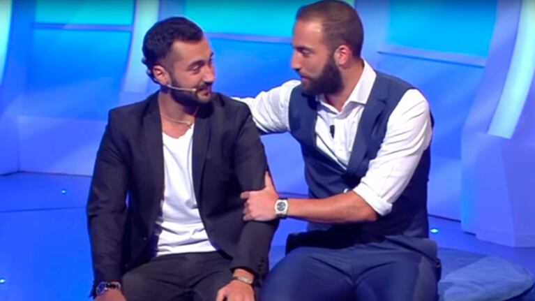 El Pipita autografió una camiseta y regaló un par de boletos de avión.