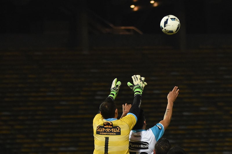 El Pirata abrió la temporada ante Brown de Adrogué. Foto: Lucio Casalla / ElDoce.tv