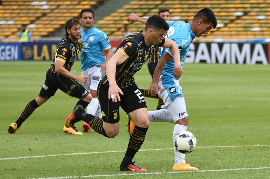 El Pirata recibió al equipo bahiense con mayoría de suplentes. Foto: Lucio Casalla / ElDoce.tv