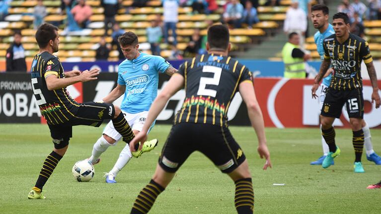 El Pirata recibió al equipo bahiense con mayoría de suplentes. Foto: Lucio Casalla / ElDoce.tv