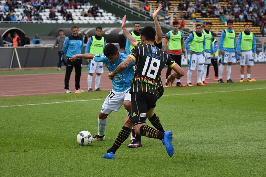 El Pirata recibió al equipo bahiense con mayoría de suplentes. Foto: Lucio Casalla / ElDoce.tv