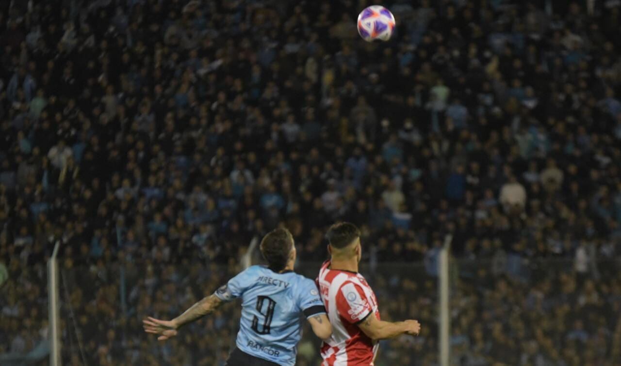 El Pirata venció 1-0 a la Gloria en Alberdi. Fotos: Lucio Casalla/ElDoce.