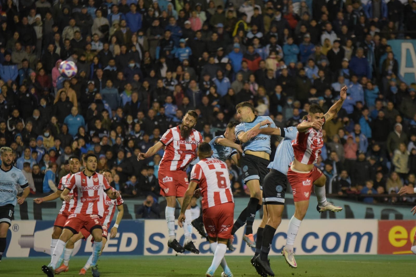 El Pirata venció 1-0 a la Gloria en Alberdi. Fotos: Lucio Casalla/ElDoce.