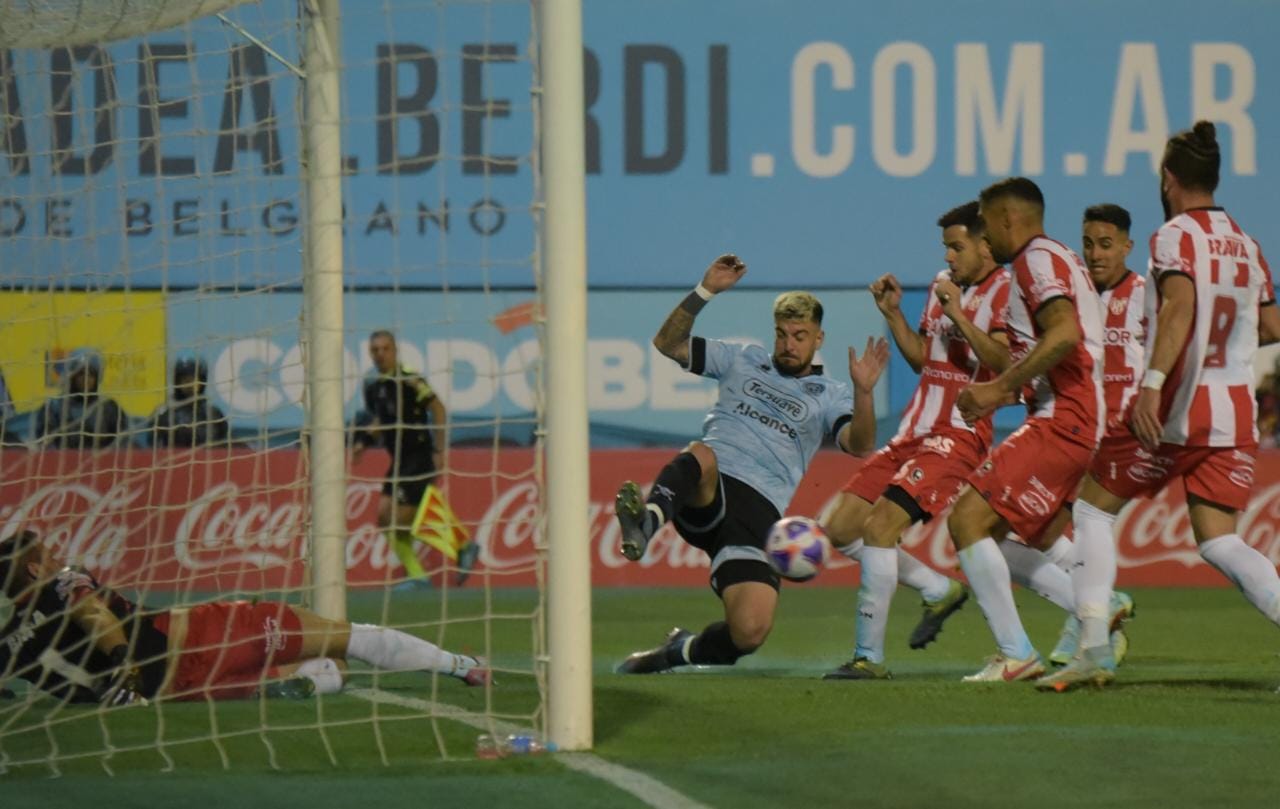 El Pirata venció 1-0 a la Gloria en Alberdi. Fotos: Lucio Casalla/ElDoce.