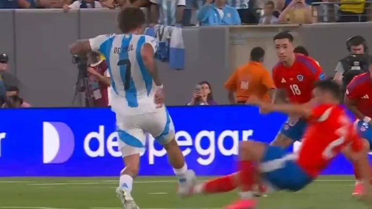 El pisotón de De Paul a Suazo que dividió las aguas.