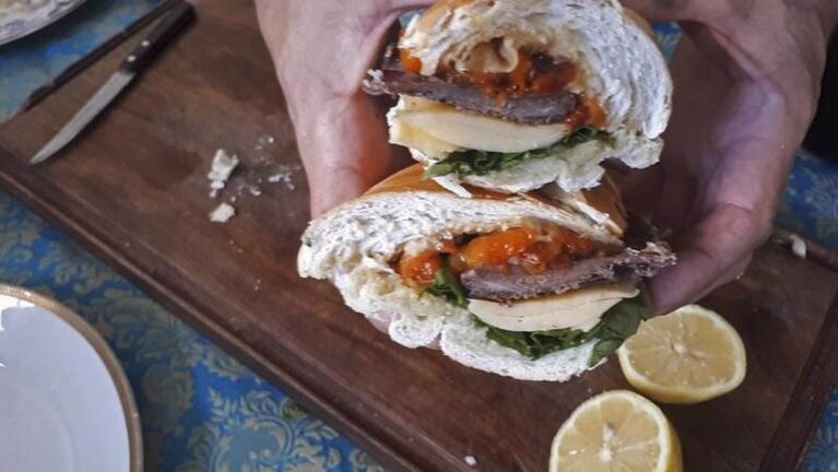 El Plan: Confinados en casa cocinamos un sandwich de entraña con morrón asado