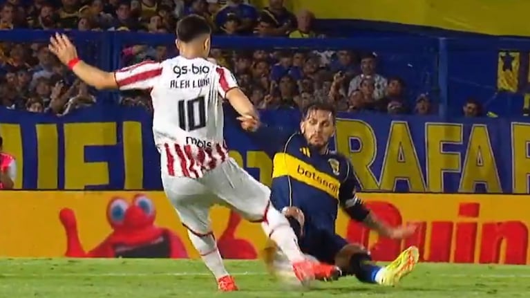 El planchazo de Paredes a Luna en Boca-Instituto.