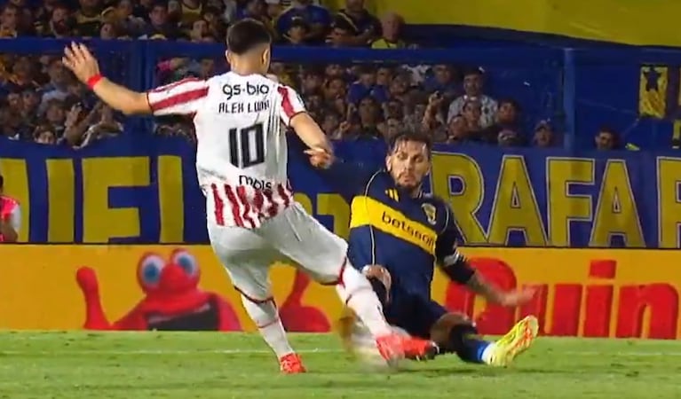 El planchazo de Paredes a Luna en Boca-Instituto en la Bombonera.