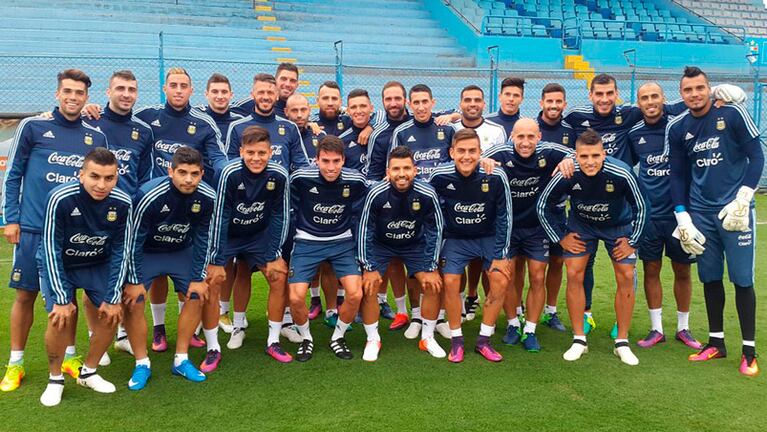 El plantel argentino posó para la foto en Perú.