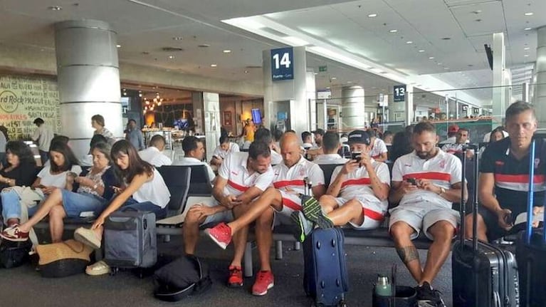 El plantel de Huracán tuvo un día complicado en el aeropuerto y el avión.