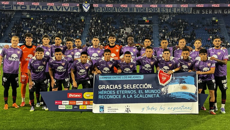 El plantel de Instituto antes del partido con Vélez en Liniers.