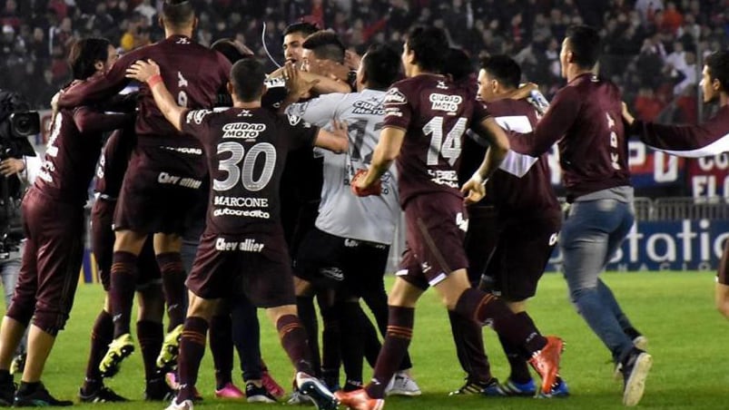 El plantel de Lanús dio la vuelta olímpica en el Monumental. 