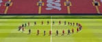 El plantel del Liverpool protestó en la mitad de la cancha antes del entrenamiento.