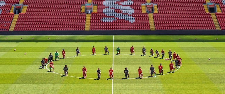 El plantel del Liverpool protestó en la mitad de la cancha antes del entrenamiento.