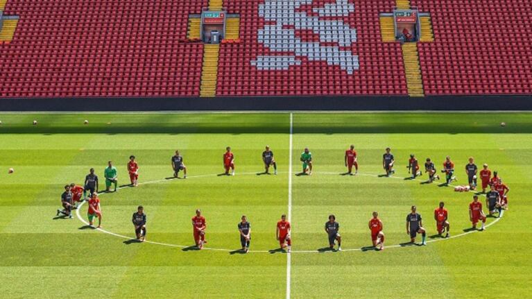 El plantel del Liverpool protestó en la mitad de la cancha antes del entrenamiento.