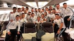 El plantel, ya en el avión con destino a Europa.