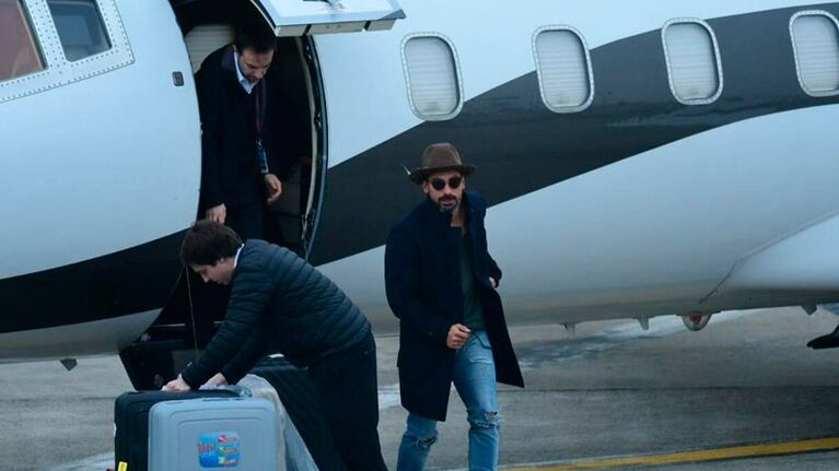 El Pocho Lavezzi, al bajar del avión que lo llevó a Rosario.