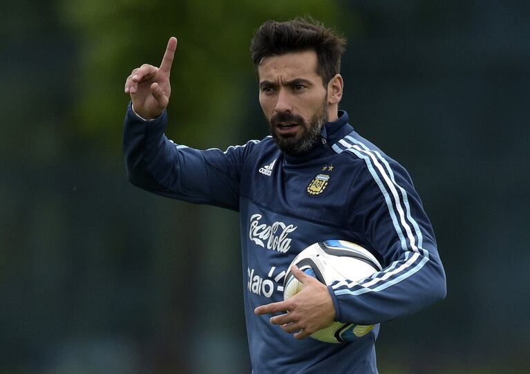 El Pocho Lavezzi y una charla íntima. (Foto: AFP)